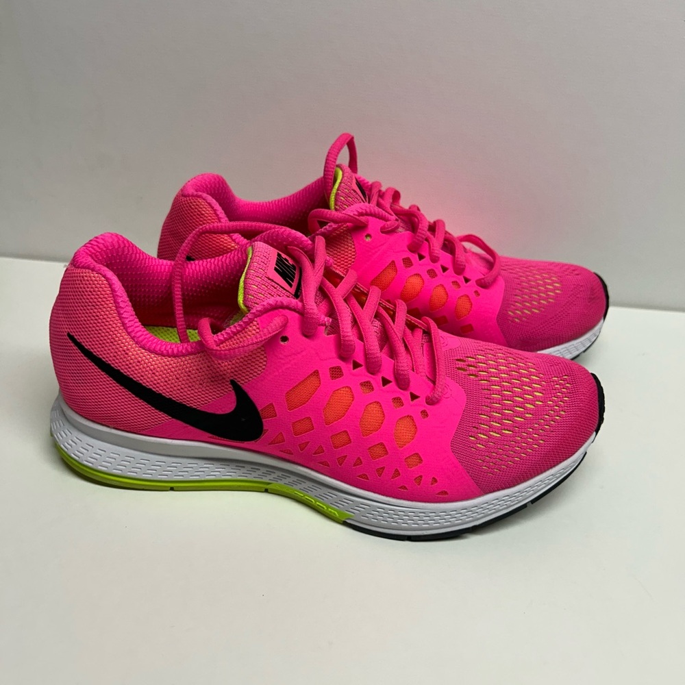 Nike Women's Bright Pink Athletic Shoes